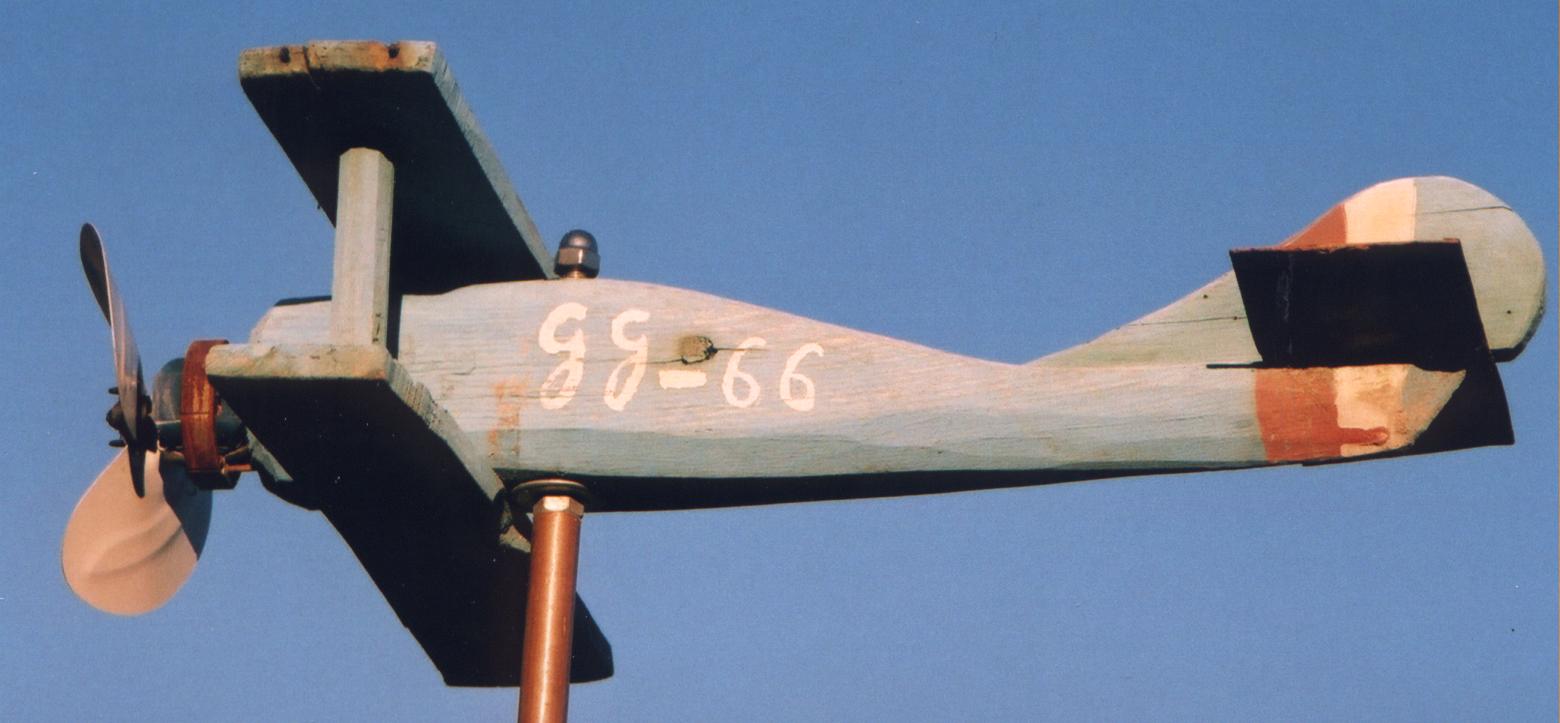 294 - Avion biplan marqué GG, peut-être en hommage à Georges Guyemer